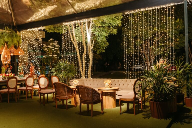 Outdoor lighting ideas for restaurant patio with decorative string lights