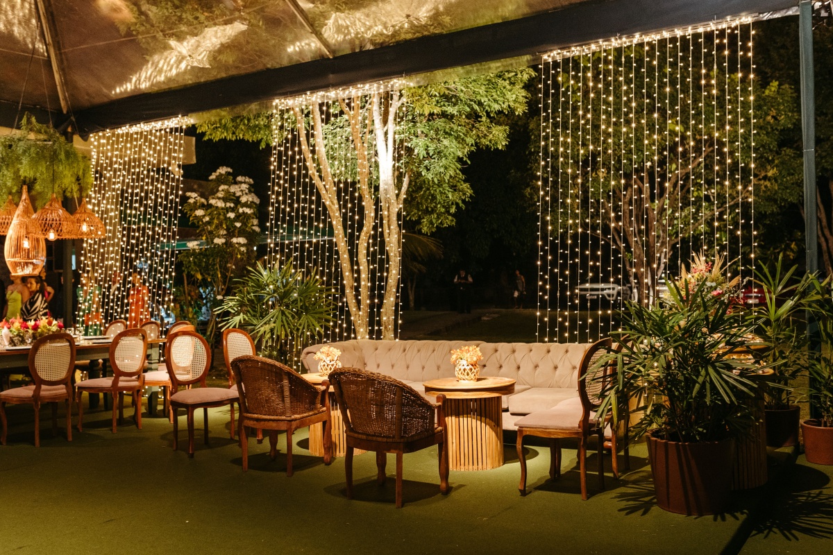 Outdoor lighting ideas for restaurant patio with decorative string lights